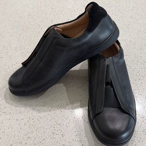 Vionic Black Leather Men’s Slip-on Flats